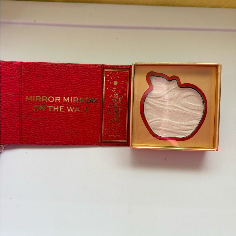 Revolution Disney Snow White Apple Highlighter - Red & Gold - Picture 2 of 4